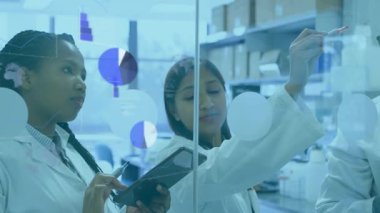 Araştırmacılar tablet kodlarını saydam duvar animasyon çizelgelerine tıklayarak görselleştirdiler. İşbirliği, yenilik, veri görselleştirme, bilimsel, takım çalışması, teknoloji, analiz