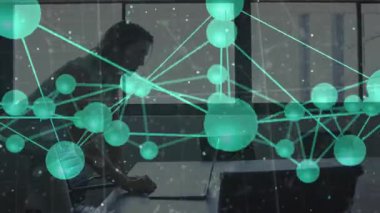 Dizüstü bilgisayarın izini süren bir kadın teknoloji ofisinde titreşimli deniz mavisi şebekesi kuruyor. Teknoloji, bağlantı, dijital, yenilik, profesyoneller, şirket, modern