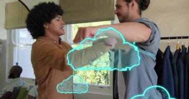 Modelleme stilisti, sonra ikinci ölçüleri ölçer ve tasmayı AR kaplamaları için ayarlar. Moda, terzilik, ölçü, uygun kıyafet, tarz, profesyonel.