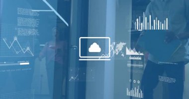 Meslektaşlar kapıyı açıyor ve yürüme koridorunda bulut simgesi beliriyor ve veri görsellerini etkinleştiriyor. Teknoloji, yenilik, analitik, dijital, kurumsal, modern, işbirliği