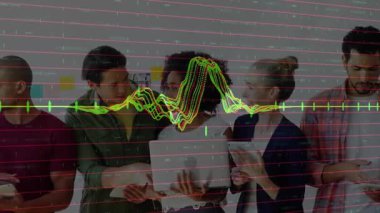 Veri dalga formunun zirve yaptığı ve iş ekibinin dizüstü bilgisayara eğilip verileri gözden geçirmesiyle. İşbirliği, takım çalışması, teknoloji, yenilik, analitik, iletişim, ofis