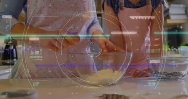 Kadın yemek dersinde kıza rehberlik ediyor, unu spatulayla düzleştiriyor, yumurta kırıyor ve hamuru katlıyor. Aile, eğitim, gelenek, yerli, işçilik, samimiyet, birliktelik