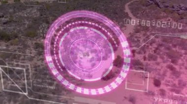 Başlangıçta, pembe HUD örtüsü kayboluyor, halkalar dönüyor ve numaralar veri taramasını güncelliyor. Fütürist, teknoloji, arayüz, navigasyon, manzara, veri görselleştirme, engebeli