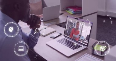 Kağıtları tutan adam ekranda ikonların titreşmesine ve teknik işbirliğine neden oluyor. Profesyonel, bağlantı, yenilik, takım çalışması, veri, iletişim, modern