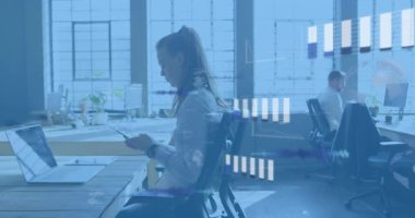 Teknolojide telefonu kaydıran kadın, sinyal çubuklarına neden oluyor, kodu yayınlıyor veriyi görselleştiriyor ve sonra tersine çeviriyor. Teknoloji, dijital, çalışma alanı, işbirliği, yenilik, modern, analitik