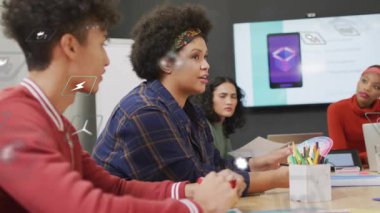 Renkli tekerlek hoparlörü alınıyor yüzen teknoloji simgeleriyle uygulama özellikleri gösteriliyor. İşbirliği, takım çalışması, yenilik, yaratıcılık, girişim, modern, dinamik