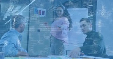 Örneklere pembe işaret koyan sunucu tasarım incelemesi için iki adamın belgeleri paylaşmasına neden oluyor. İşbirliği, takım çalışması, profesyonel, beyin fırtınası, sunum, modern, ofis