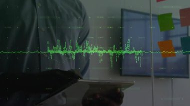 Tableti tıklatarak ve veri analiz görüntüsünü ayarlayarak dalgalanmaya tepki veren bir adam. Teknoloji, yenilik, veri, analitik, dijital, iş dünyası, modern