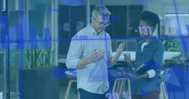 Veri ölçümlerini tartışan meslektaşlar, stil tıklamaları iş analizi için çizelgeleri kaydırıyor. İşbirliği, takım çalışması, analitik, iş, profesyonel, dijital, modern