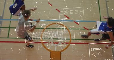 Basketbol yuvarlanıyor, veriler güncelleniyor. Oyuncu savunmacı olarak sayı yapmak için yakalayıp smaç basıyor. Atletizm, spor, eylem, rekabet, çeviklik, zafer, dijital