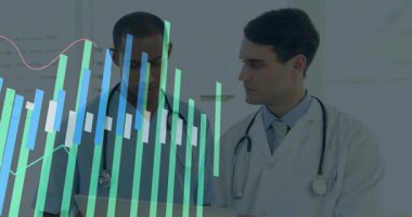 Tıp klinikleri tableti tıkırdatıp işaretlenmiş mavi çubuğu analiz eden çizelgeleri izliyorlar. Sağlık, tanı, işbirliği, veri görselleştirme, profesyonellik, tıbbi teknoloji, takım çalışması