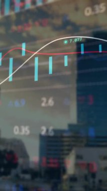 Şehir manzarası üzerinde şema ve veri işleme animasyonları. Küresel teknoloji ve dijital arayüz konsepti dijital olarak oluşturulmuş video.