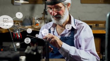 Kıdemli zanaatkar tıkırtı tableti, cihaz bağlantılarını keşfetmek için teknoloji ağı örtüsü oluşturuyor. Teknoloji, yenilik, bağlantı, dijital, atölye, işçilik, profesyonel