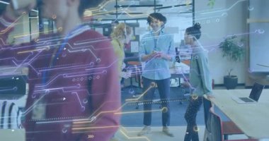 Teknoloji ofisinin üzerinde yarı saydam devre örtüsü, iş arkadaşları tableti açıyor ve verileri analiz ediyor. Teknoloji, işbirliği, yenilik, dijital, modern, çalışma alanı, iletişim