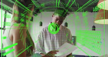 Erkek ve bayan meslektaşlar, baştaki verileri taramaya başlayıp, belgeleri inceliyor. Teknoloji, işbirliği, veri görselleştirme, yenilik, takım çalışması, modern, dijital