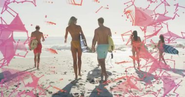 Teknoloji çokgenleri etraflarını sararken sörfçüler kumda okyanusa doğru yürüyorlar. Macera, yaşam tarzı, canlı, kıyı, birlik, açık hava, enerjik