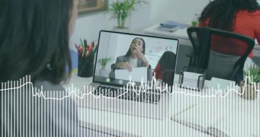 İşletme kullanıcısı, uzaktaki meslektaşı olarak çağrıyı başlatıyor. Belgeleri incelemek için dalga formunu kullanıyor. İşbirliği, iletişim, teknoloji, profesyonel, işyeri, yenilik, takım çalışması