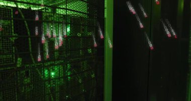 Veri akışını görselleştirmek için yeşil LED 'ler arasında akan ikilik yağmur şarjörüne güç veriliyor. Teknoloji, veri, dijital, siber güvenlik, yenilik, ağ, kod