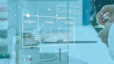 Kıdemli bilim adamı kavanozun vidalarını söküp tahıl topluyor ve numuneleri analiz ederek dijital tabloları örtüyor. Araştırma, yenilik, kesinlik, görselleştirme, biyoteknoloji, analitik, deney