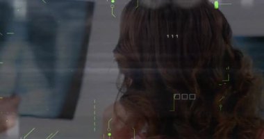 Hasta çenesini kaldırırken elinde röntgen filmi tutan kıdemli kadın doktor. Tıbbi, sağlık, tanı, teknoloji, profesyonellik, danışma, analiz