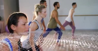 Eğitim grubunun takip ettiği spor grubu veri ızgarası hareketini takip ederken kollarını kaldırıyor. Egzersiz, fitness, antrenman, kaporta çalışması, sağlık, hareket, sağlık