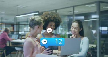 İş kadınları mesaj üzerine takıma katılıyor, sohbet sayısının artmasını izliyorlar. İşbirliği, takım çalışması, iletişim, dijital, teknoloji, yenilik, modern