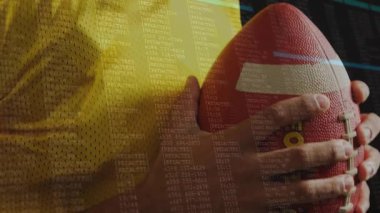 Futbol tutan bir sporcunun veri aktarımına başlaması ve veri analizlerini göstermesi. Sporcu, spor ekipmanı, dijital, teknoloji, analiz, performans, fütüristik