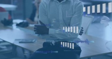 İş verilerini analiz etmek için bar tablosunu manipüle eden adam takip eden veri kaybını takip ediyor. Yenilik, işbirliği, analitik, teknoloji, profesyonellik, fütürizm, dijital