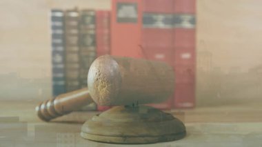 Hukuk kitaplarının arasında tokmak bloğunda kameralar açılıyor, sürekli değişen ışık tahılı gösteriyor. Adalet, hukuk, mahkeme, hukuk, mahkeme, karar, yetki