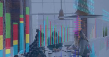 İş görüşmeleri, ölçü hesaplamalarını, iş arkadaşlarının kahve içmelerini, taslak çizimleri yapmalarını kapsıyor. Veri analizi, takım çalışması, dijital işbirliği, profesyonel, modern ofis, stratejik planlama