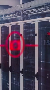 Bilgisayar sunucu odasına karşı dijital simge ağı ve matematiksel denklemlerin animasyonu. İş veri depolama teknolojisi kavramı