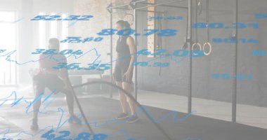 Stajyer, savaş halatlarını sıkıca kavradı antrenör, senkronize dalga rafine formuna girerken fitness dalgaları oluşturdu. Güç, dayanıklılık, fitness, eğitim, spor salonu, dinamizm, motivasyon