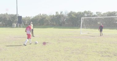 Penaltı alan kişi, spor antrenmanında topu takip ederken art arda gol atıyor. Eylem, rekabet, atletizm, açık hava, enerji, takım çalışması, sportmenlik