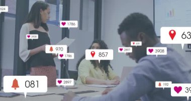 İş toplantısına katılan üç meslektaş, ekibin etrafında yükselen ikonalar katılım artışı gösteriyor. İşbirliği, takım çalışması, analitik, veri görselleştirme, profesyonel, strateji, dijital