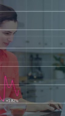 Ofiste bilgisayarla akıllı telefondan konuşan beyaz bir kadının veri işleme animasyonu. Bilgisayar arayüzü ve iş veri teknolojisi kavramı