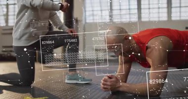 Koç fitness stüdyosundaki akıllı zamanlayıcıya vuruyor. Stajyer tahtasındaki animasyon ölçümlerini gösteriyor. Fitness, izleme, teknoloji, eğitim, performans, analiz, spor