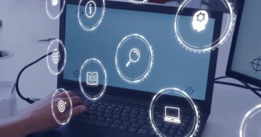 Adam, veri görselleştirmesi için dizüstü bilgisayarın etrafında animasyon teknikleri başlatıyor. Teknoloji, yenilik, dijital, üretkenlik, bağlantı, modernlik, iletişim