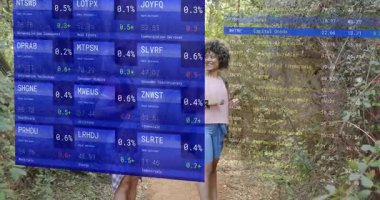 Borsa bir yana kayıyor ve iki yürüyüşçünün ormanın derinliklerini araştırdığını gösteriyor. Macera, keşif, doğa, takım çalışması, canlılık, sağlık, keşif.