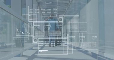 İş gezgini bavulu çekiyor ve cam koridorda telefonla konuşuyor. Arayüz panellerini gösteriyor. Futuristik, teknoloji, hareketlilik, analitik, iletişim, modern, veri