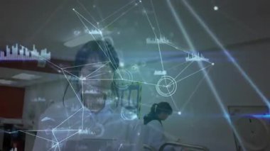 Laboratuvar teknisyenleri tablet tıklayarak araştırma için arttırılmış ağ düğümleri ve çizelgeleri oluşturuyorlar. Teknoloji, yenilik, işbirliği, veri görselleştirme, dijital, bilim, fütürist
