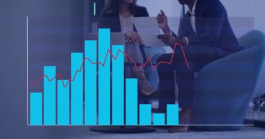 İş adamları raporları sıralamayı tartışıyor, parmaklıklar kayıyor, masada kayboluyor. Kurumsal, analitik, sunum, takım çalışması, modern, profesyonel, yenilik