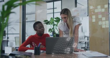 Ofis analistleri dizüstü bilgisayarı açıp, verileri saydam örtüşen ve yol gösteren notlar olarak kaydırıyorlar. İşbirliği, takım çalışması, veri analizi, profesyonel, modern, dijital, çalışma alanı