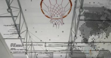 Uzamış kol çerçeveye giriyor ve spor teknolojisi verilerinin altında çemberden topu geçiriyor. Atletizm, spor, yenilik, dijital, yüksek etki, rekabetçi, kentsel