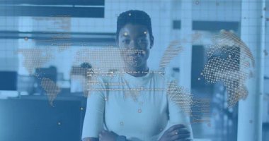 Yazılım mühendisi holografik haritayı başlatıyor veri noktalarını ve metin parçalarını analiz için canlandırıyor. Teknoloji, yenilik, dijital, fütüristik, veri görselleştirme, profesyonel, modern