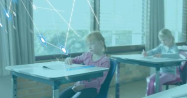 Öğretmen jestleri yapan sınıf öğrencileri ağ olarak yazıyorlar. Canlı yayın yapan kızlar el kaldırıyor. Eğitim, işbirliği, iletişim, teknoloji, çocukluk, öğrenme, yenilik