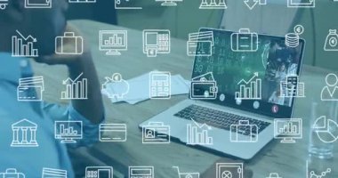 Uzaktan finans toplantısına katılan adam ekranda yüzen animasyon çizelgeleri, notlar yazan dizüstü bilgisayar açıyor. İşbirliği, teknoloji, profesyonellik, veri görselleştirme, takım çalışması, modern, üretkenlik