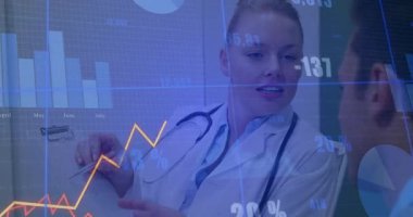 Kadın doktor Stylus 'u bar grafiğine işaret ediyor, veri akışını takip ediyor, danışma sırasında tableti tıklatıyor. Klinik, analiz, dijital, sağlık, teknoloji, profesyonel, teşhis