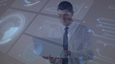 Teknolojide kodları somutlaştıran ve optimize eden AR panelleri ile dizüstü bilgisayara bağlanan uygun bir adam. Teknoloji, fütürizm, veri görselleştirme, yenilik, dijital, analitik, iş