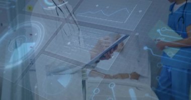 Doktor tableti tıklatarak hasta verilerini gözden geçirirken holografik sağlık tabloları yatağın yanında güncelleniyor. Tıbbi teknoloji, dijital sağlık, sağlık hizmetleri yeniliği, hasta denetimi, klinik veriler, teletıp, hastane bakımı