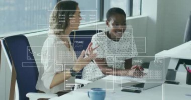 İş arkadaşları dizüstü bilgisayara doğru hareket ediyorlar animasyon çizelgeleri hazırlıyorlar ve veri içgörülerini analiz ediyorlar. İşbirliği, profesyonel, takım çalışması, ofis, kentsel, modern, iletişim